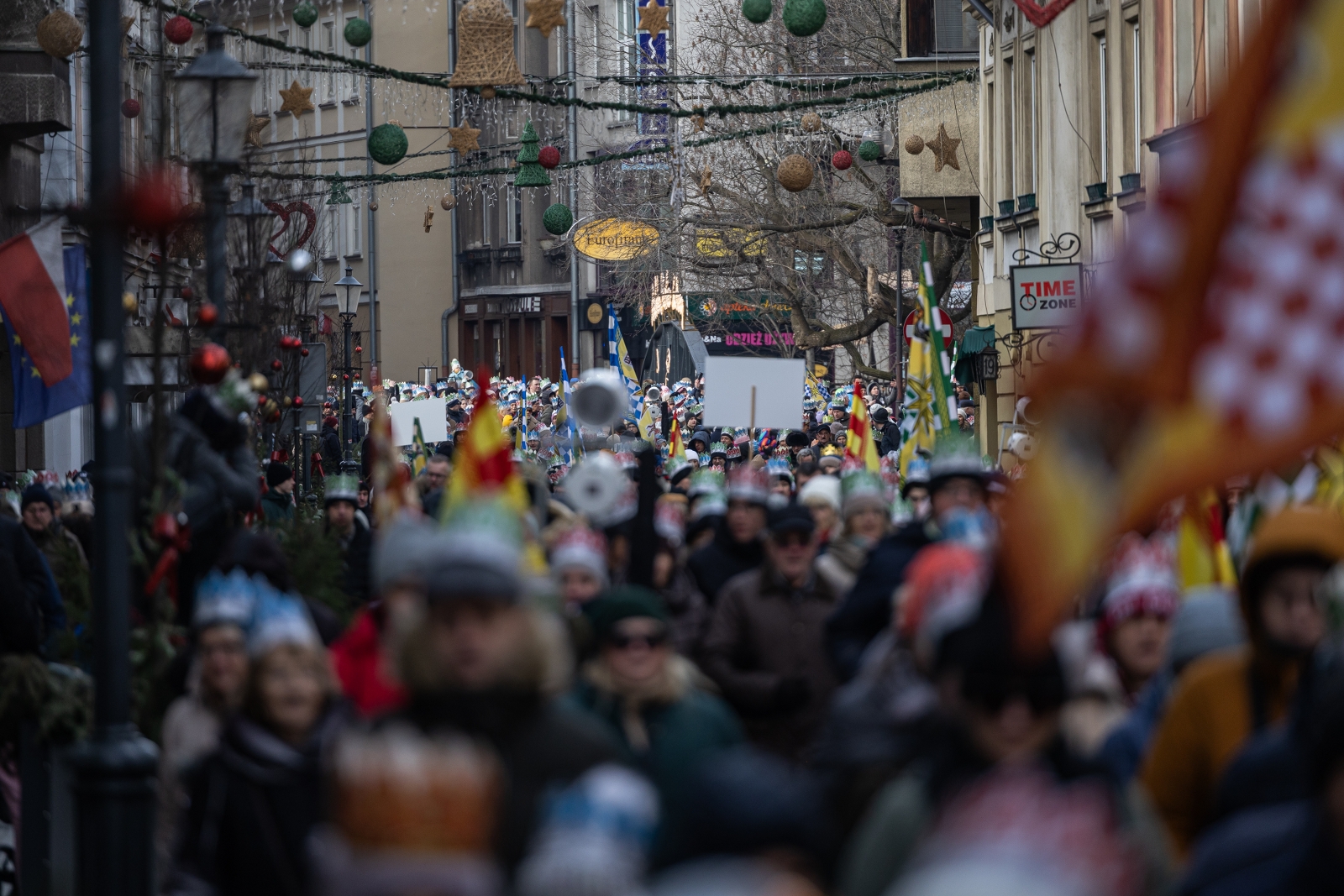 na zdjęciu osoby podczas korowodu