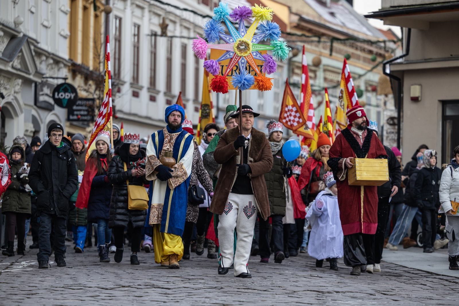 na zdjęciu osoby podczas korowodu
