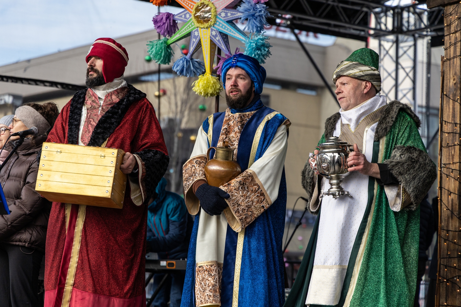 na zdjęciu osoby podczas korowodu