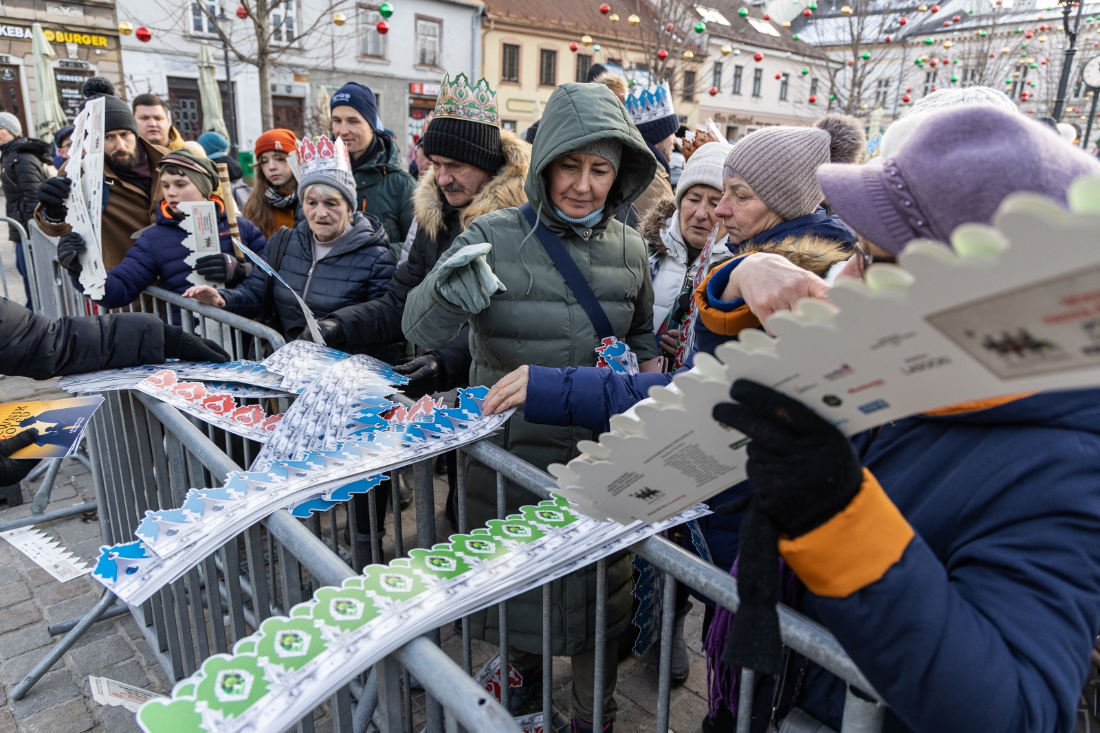 na zdjęciu osoby podczas korowodu