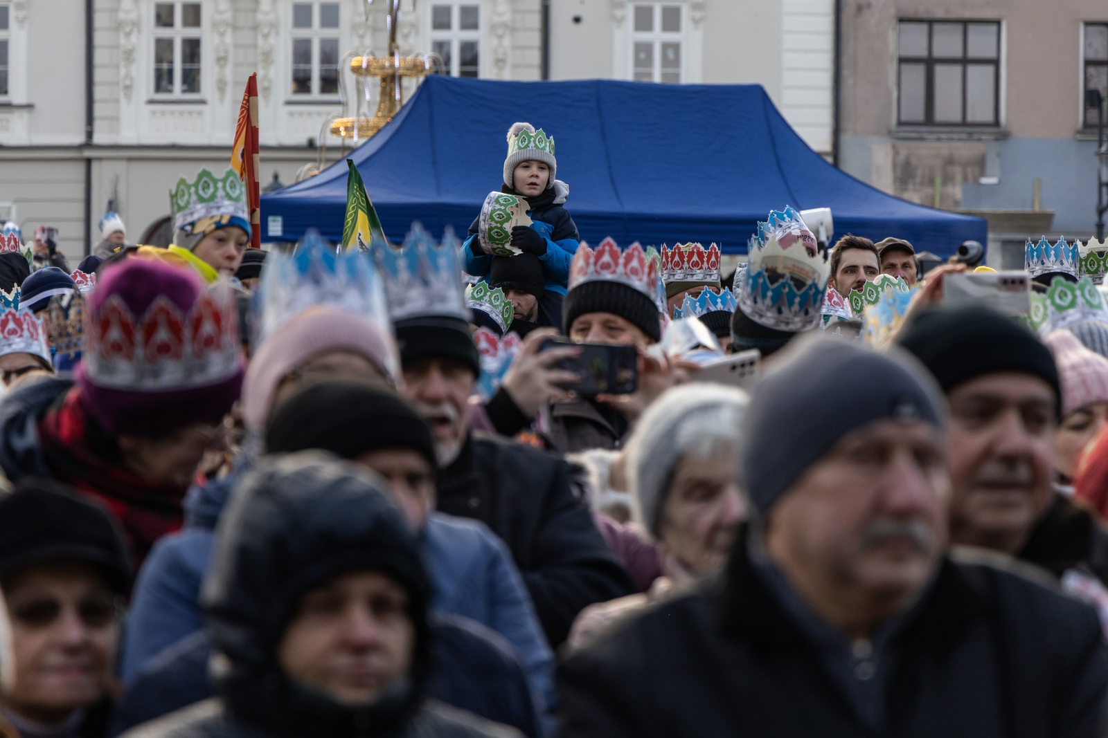 na zdjęciu osoby podczas korowodu