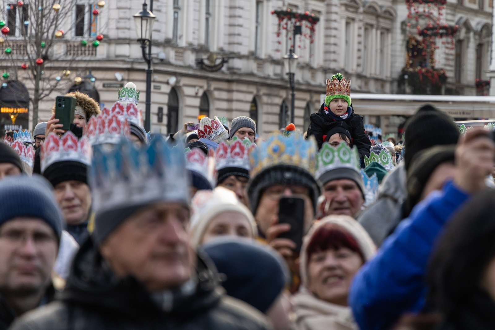na zdjęciu osoby podczas korowodu