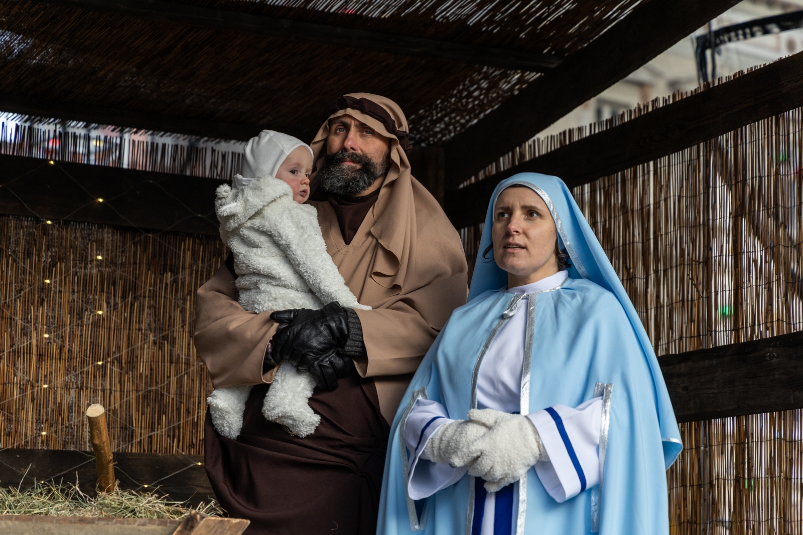 na zdjęciu osoby podczas korowodu