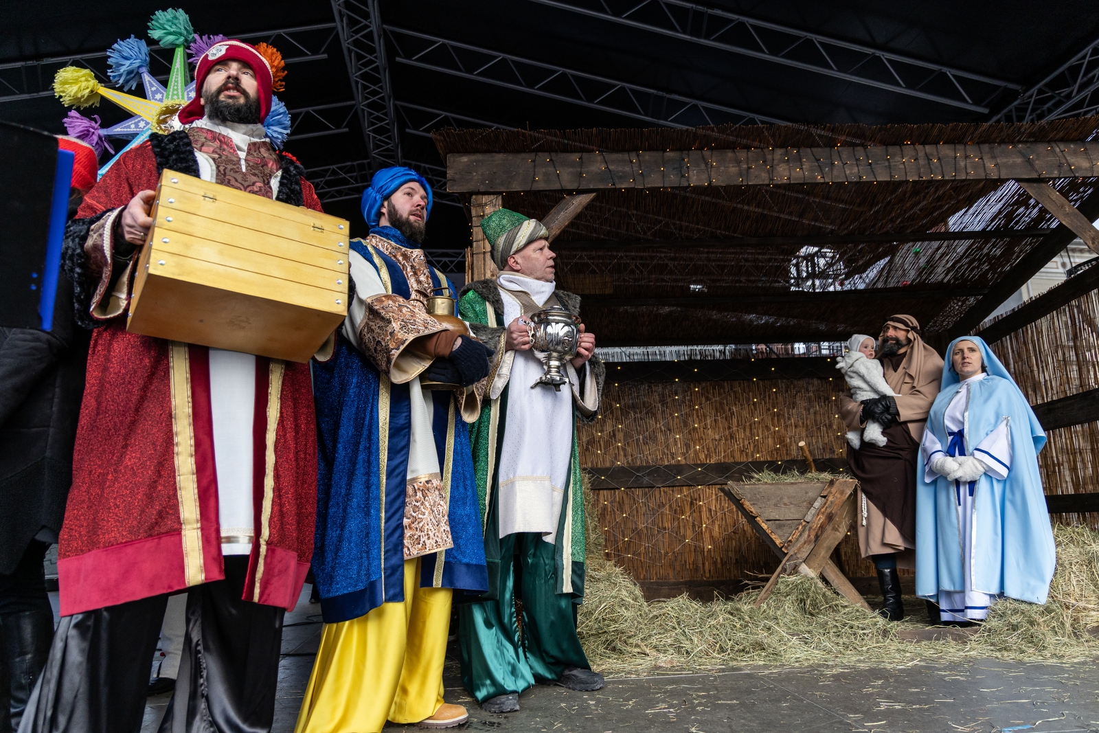 na zdjęciu osoby podczas korowodu