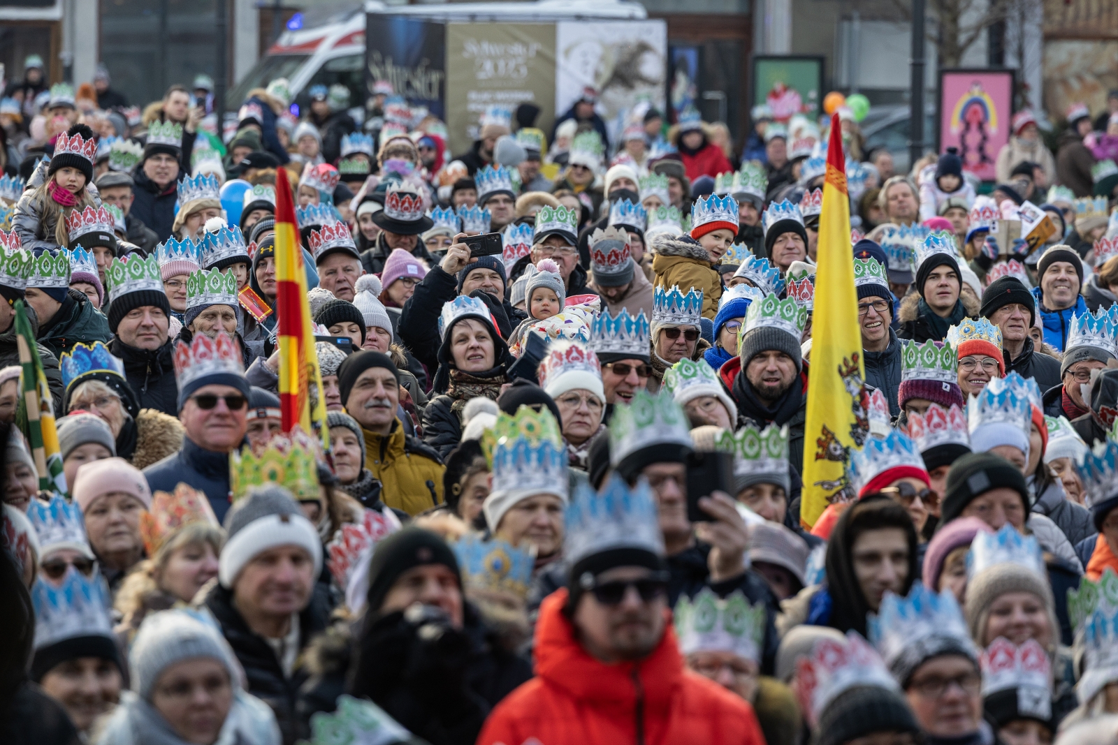 na zdjęciu osoby podczas korowodu