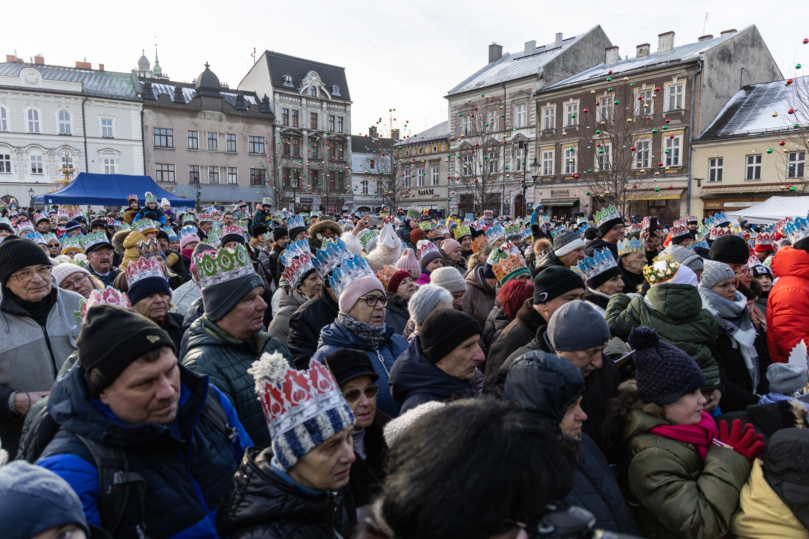 na zdjęciu osoby podczas korowodu