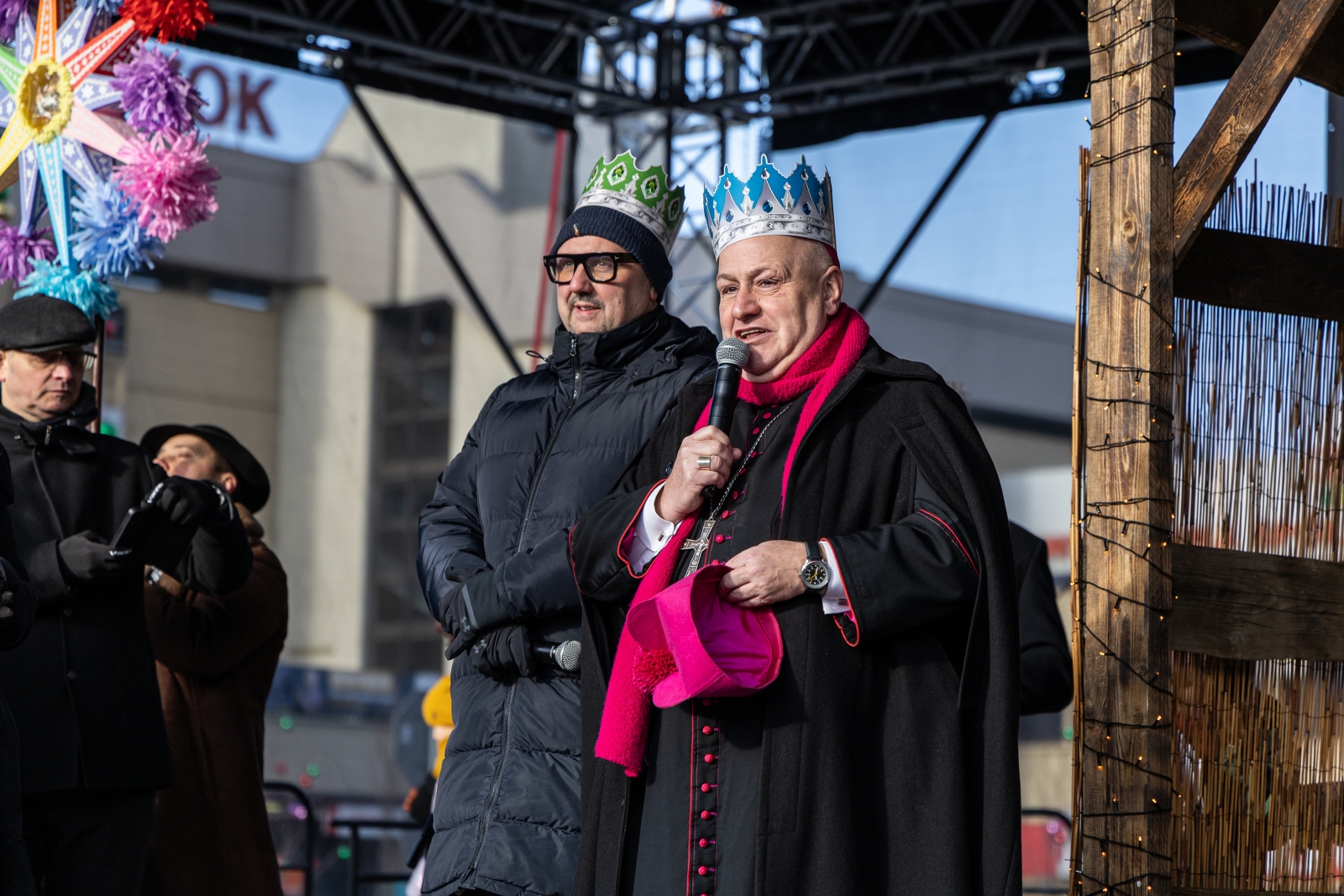 na zdjęciu osoby podczas korowodu