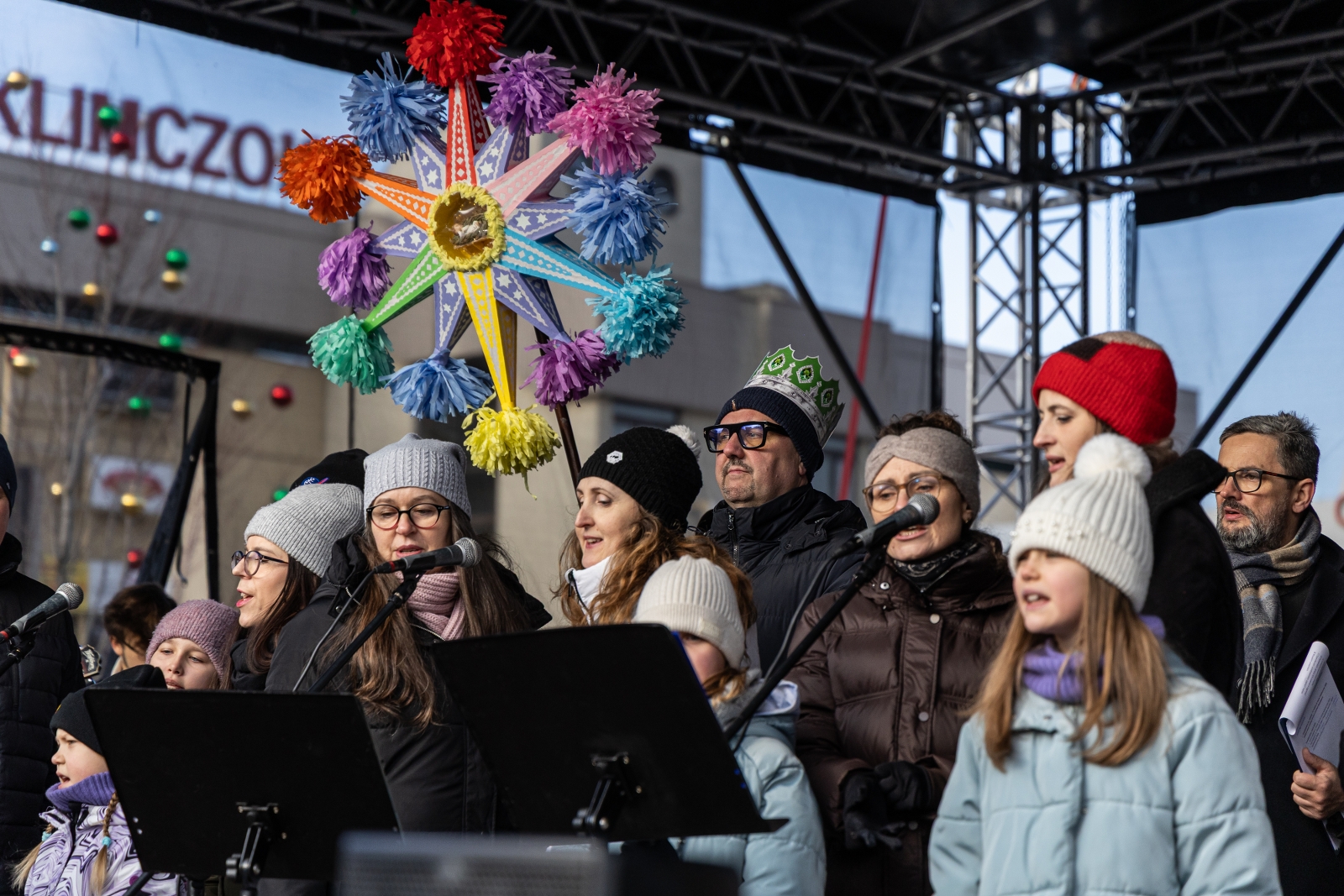 na zdjęciu osoby podczas korowodu