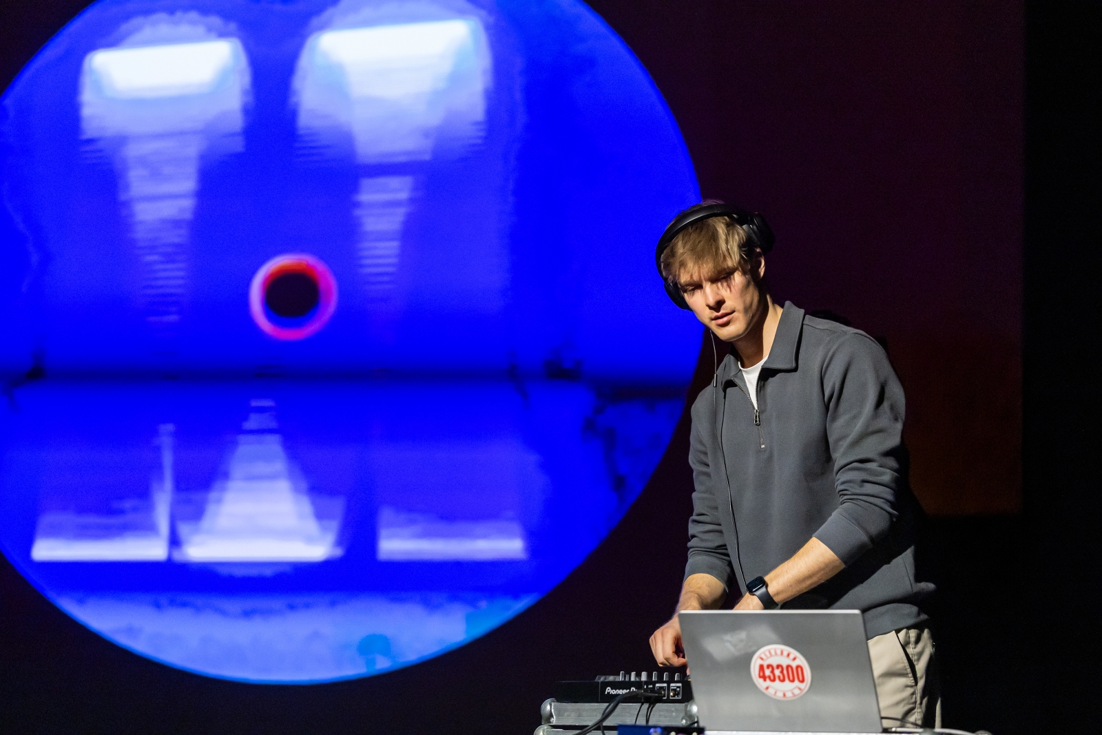 na zdjęciu osoby na scenie