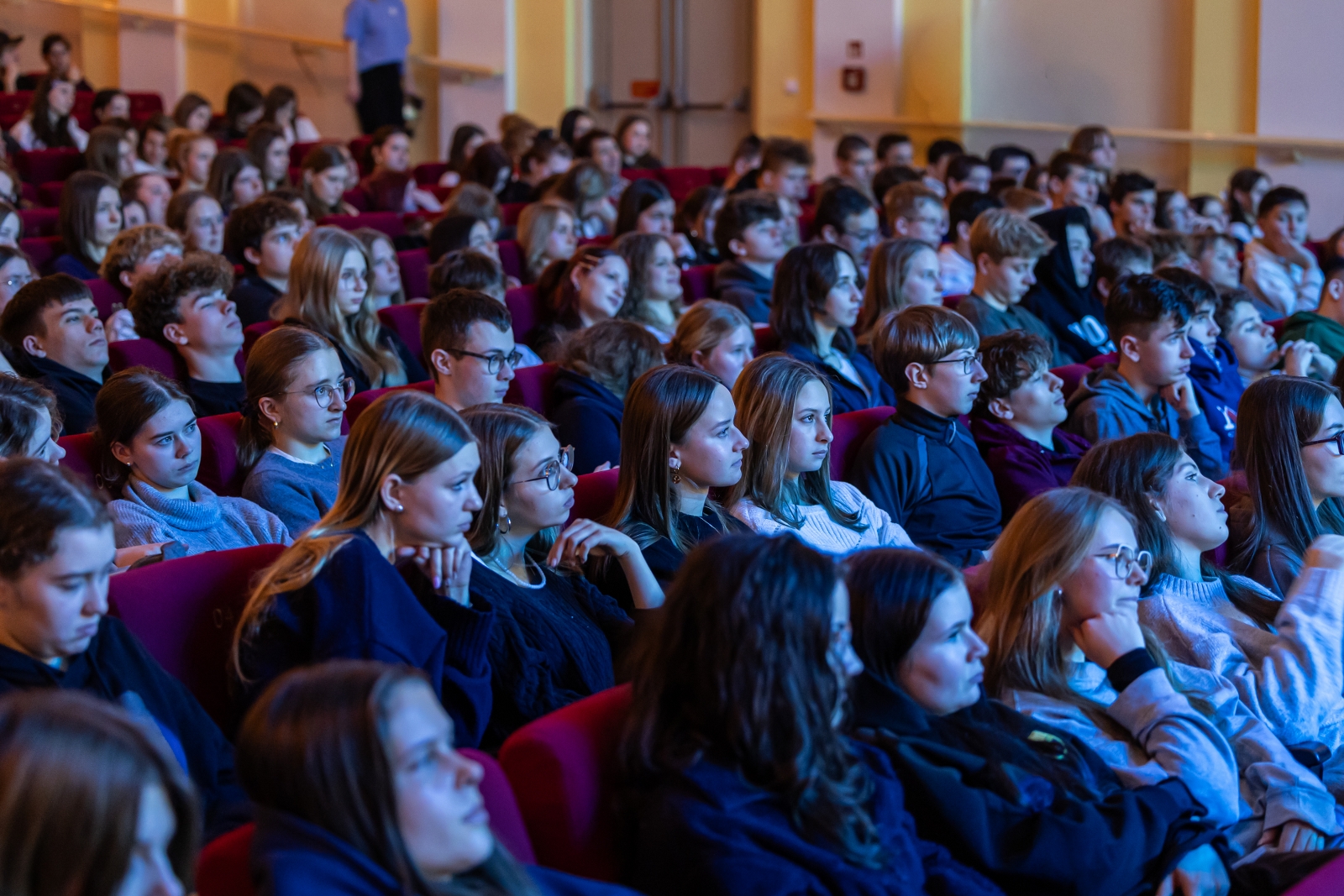 na zdjęciu osoby na scenie