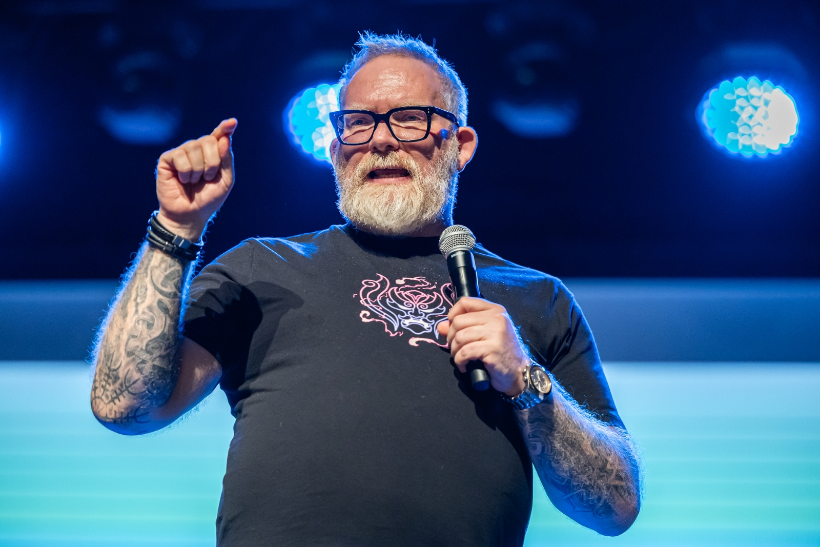 na zdjęciu osoby na scenie