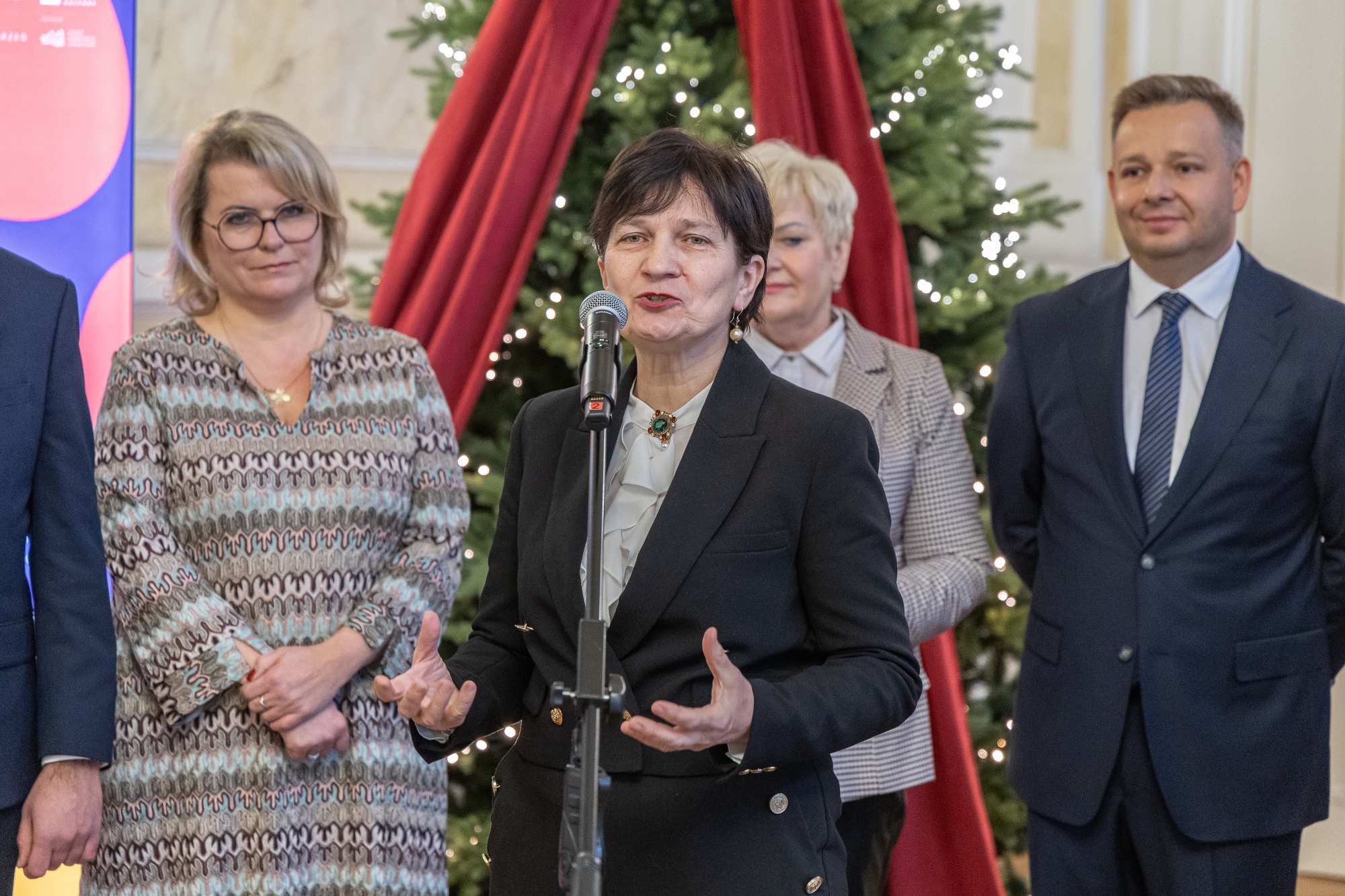 na zdjęciu osoby podczas konferencji