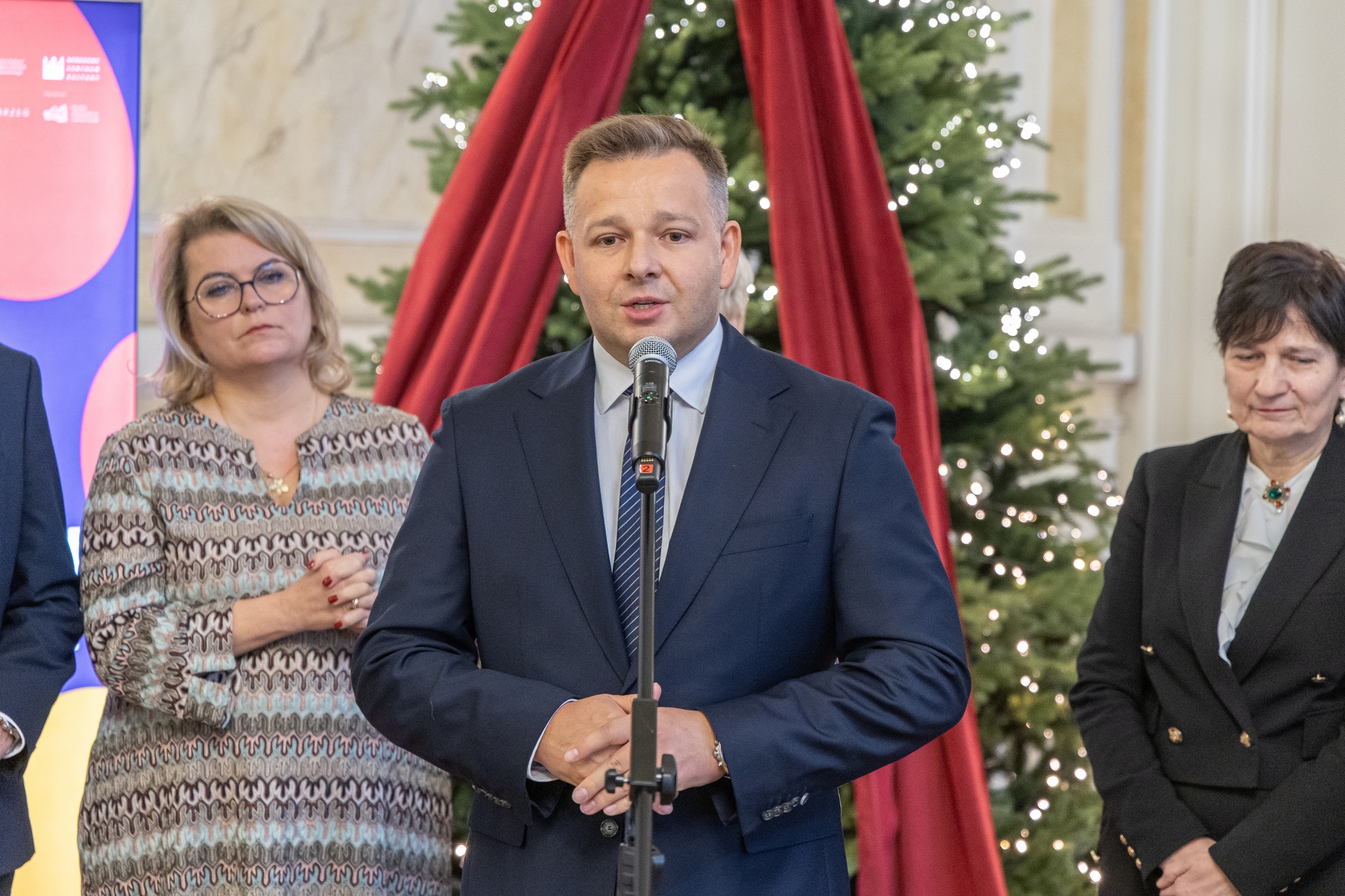 na zdjęciu osoby podczas konferencji