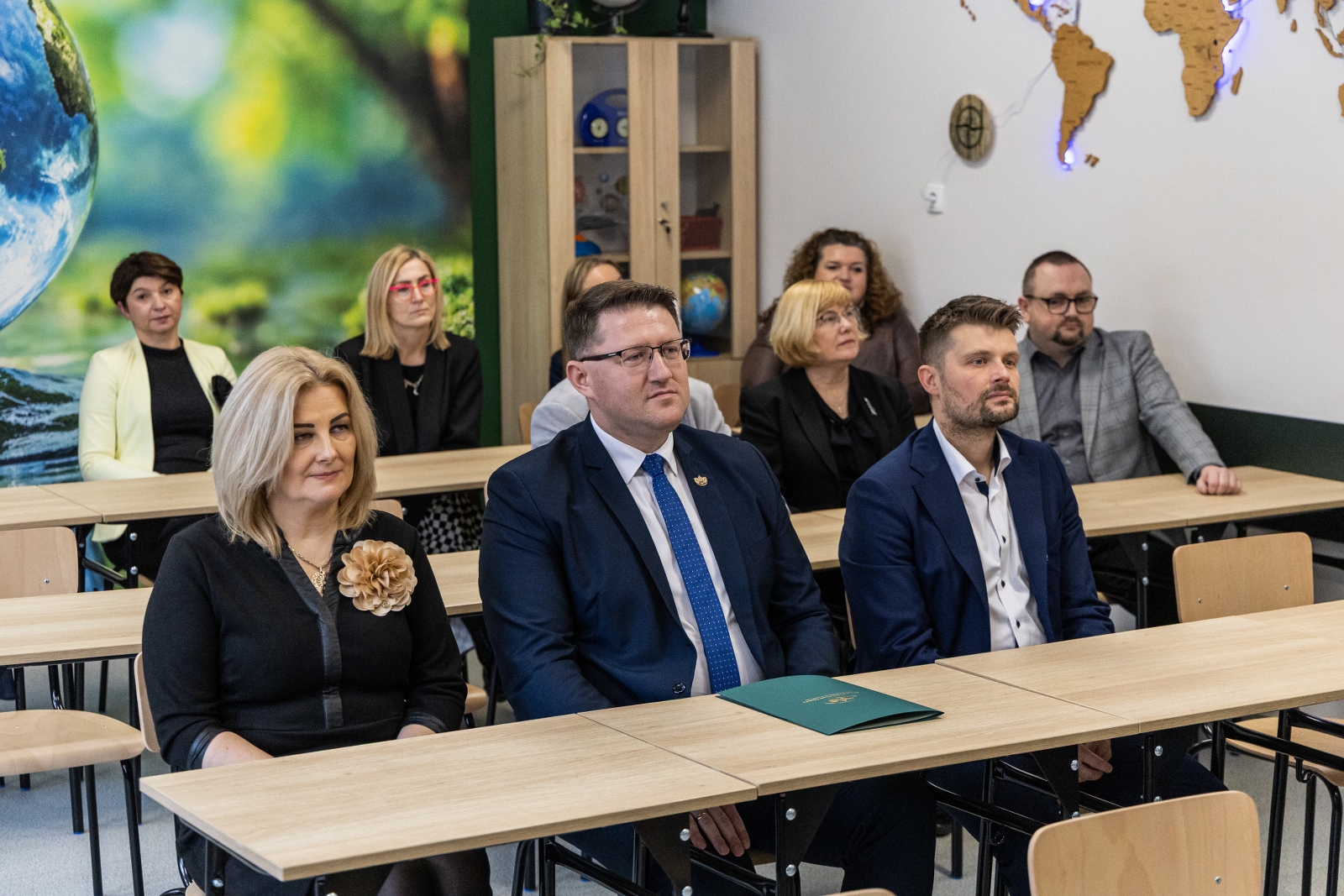 na zdjęciu osoby podczas otwarcia