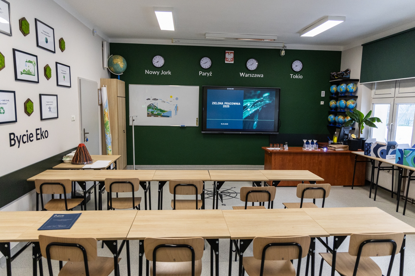 na zdjęciu osoby podczas otwarcia