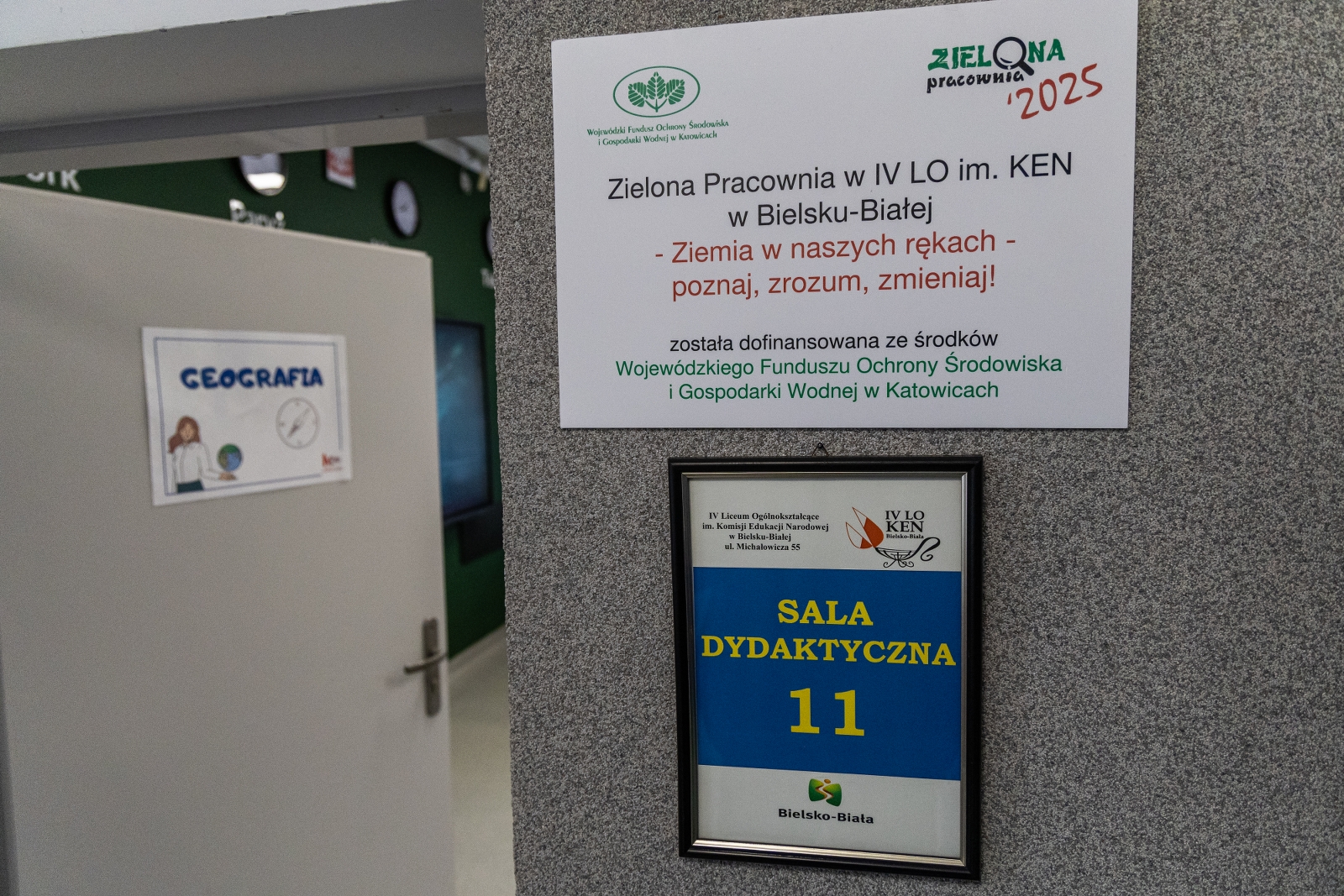 na zdjęciu osoby podczas otwarcia