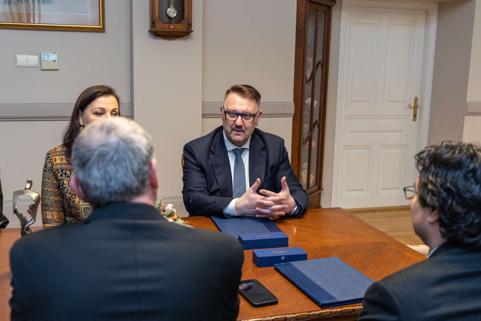 na zdjęciu osoby podczas spotkania