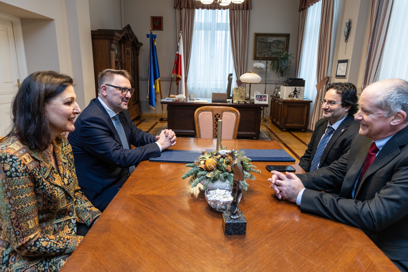 na zdjęciu osoby podczas spotkania