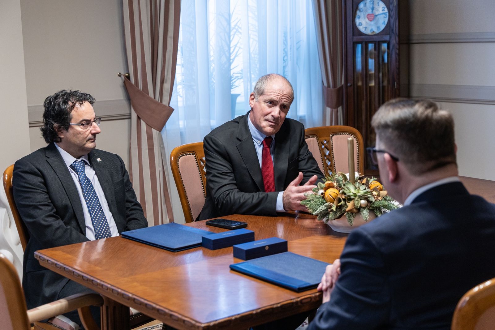 na zdjęciu osoby podczas spotkania