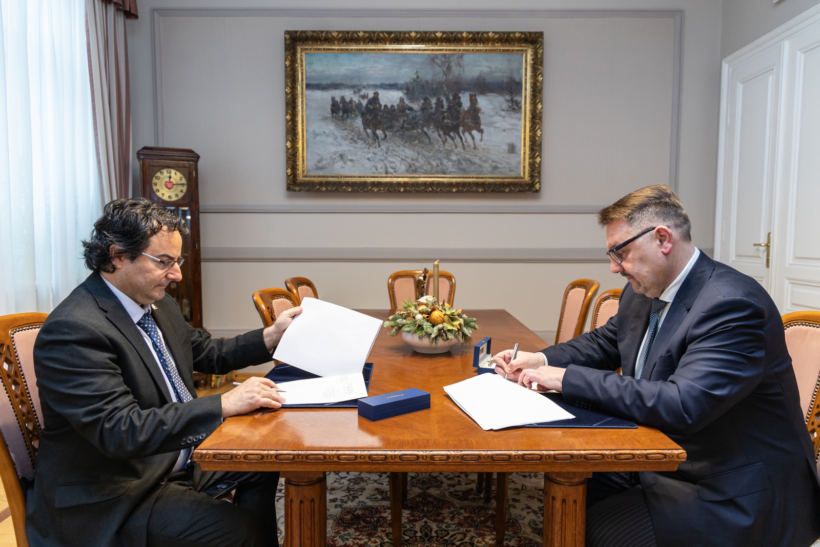 na zdjęciu osoby podczas spotkania