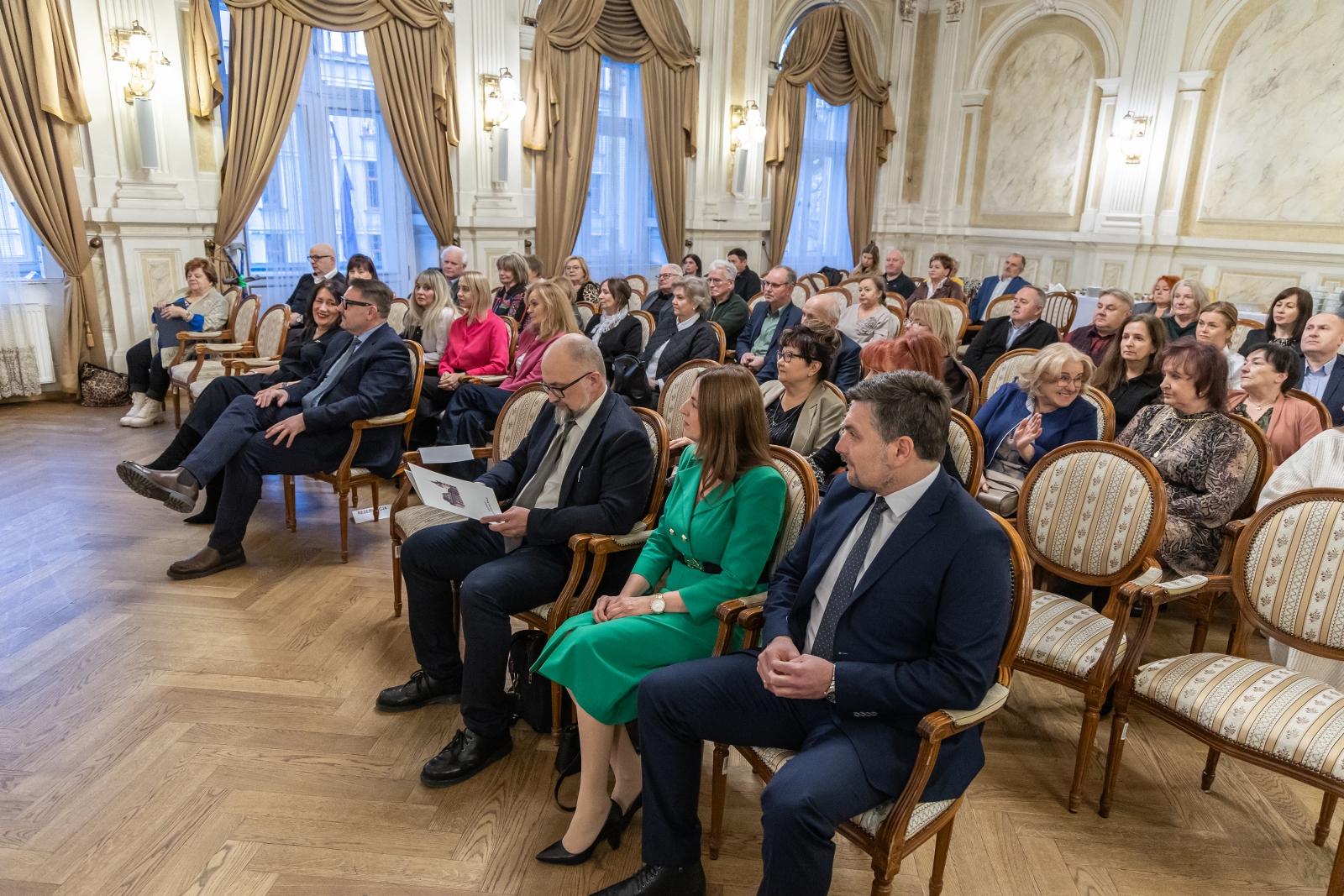 na zdjęciu osoby podczas spotania