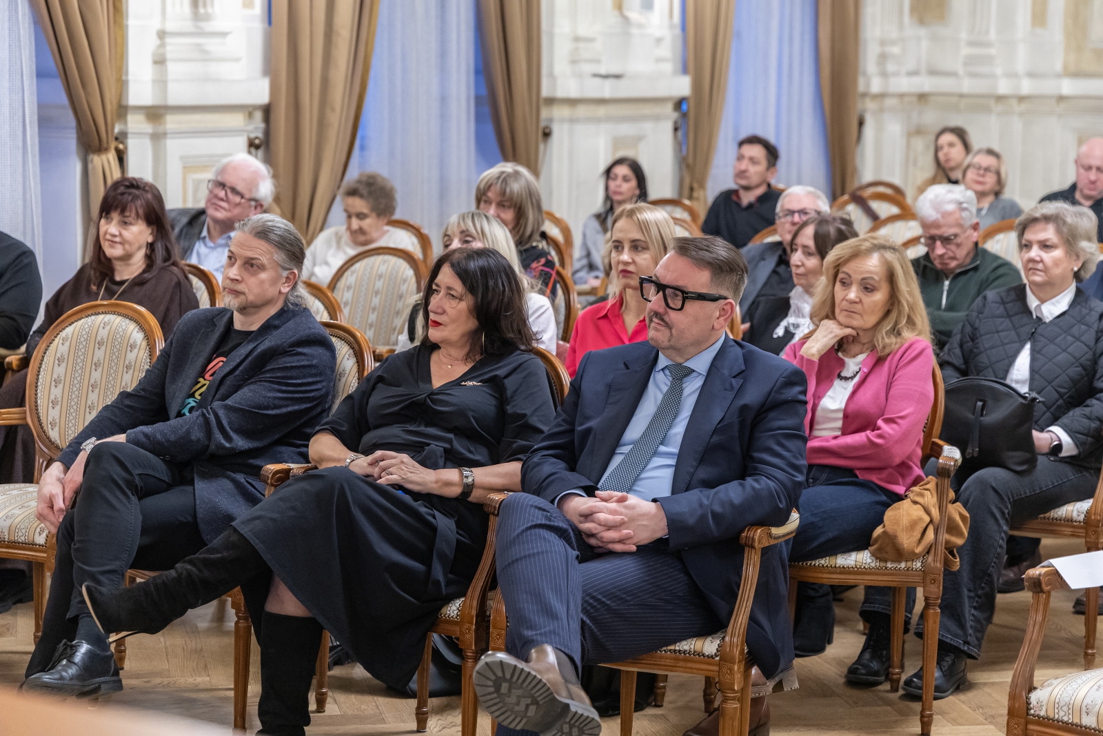 na zdjęciu osoby podczas spotania