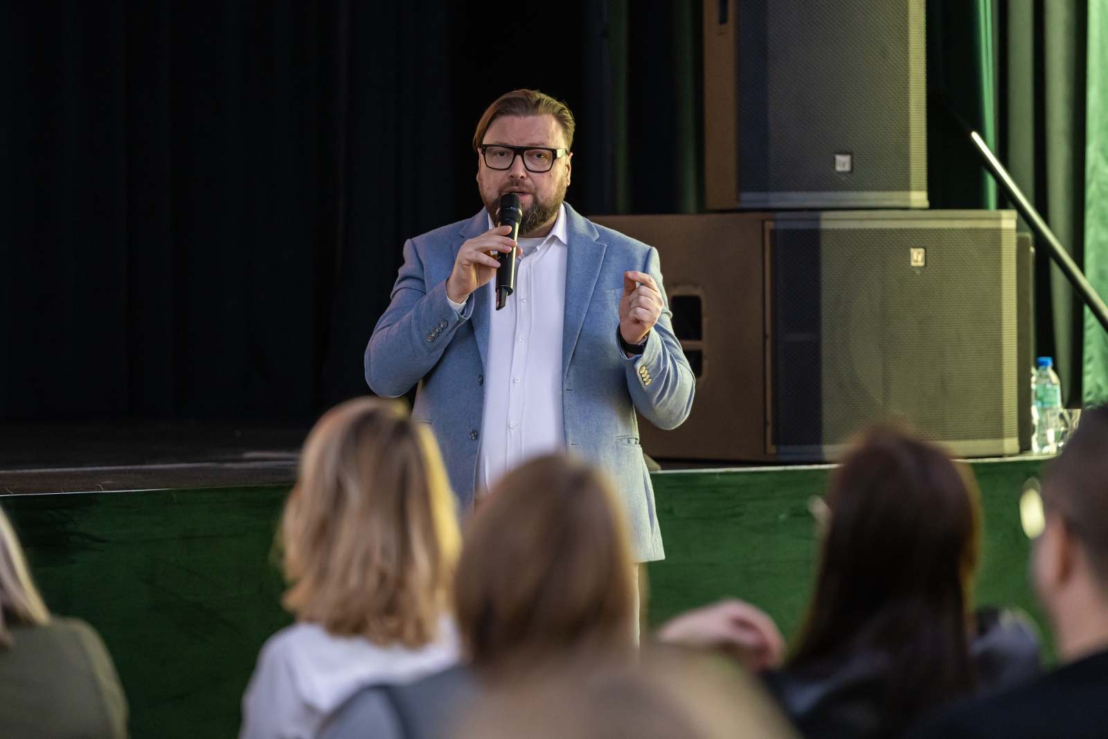 na zdjęciu osoby podczas konferencji