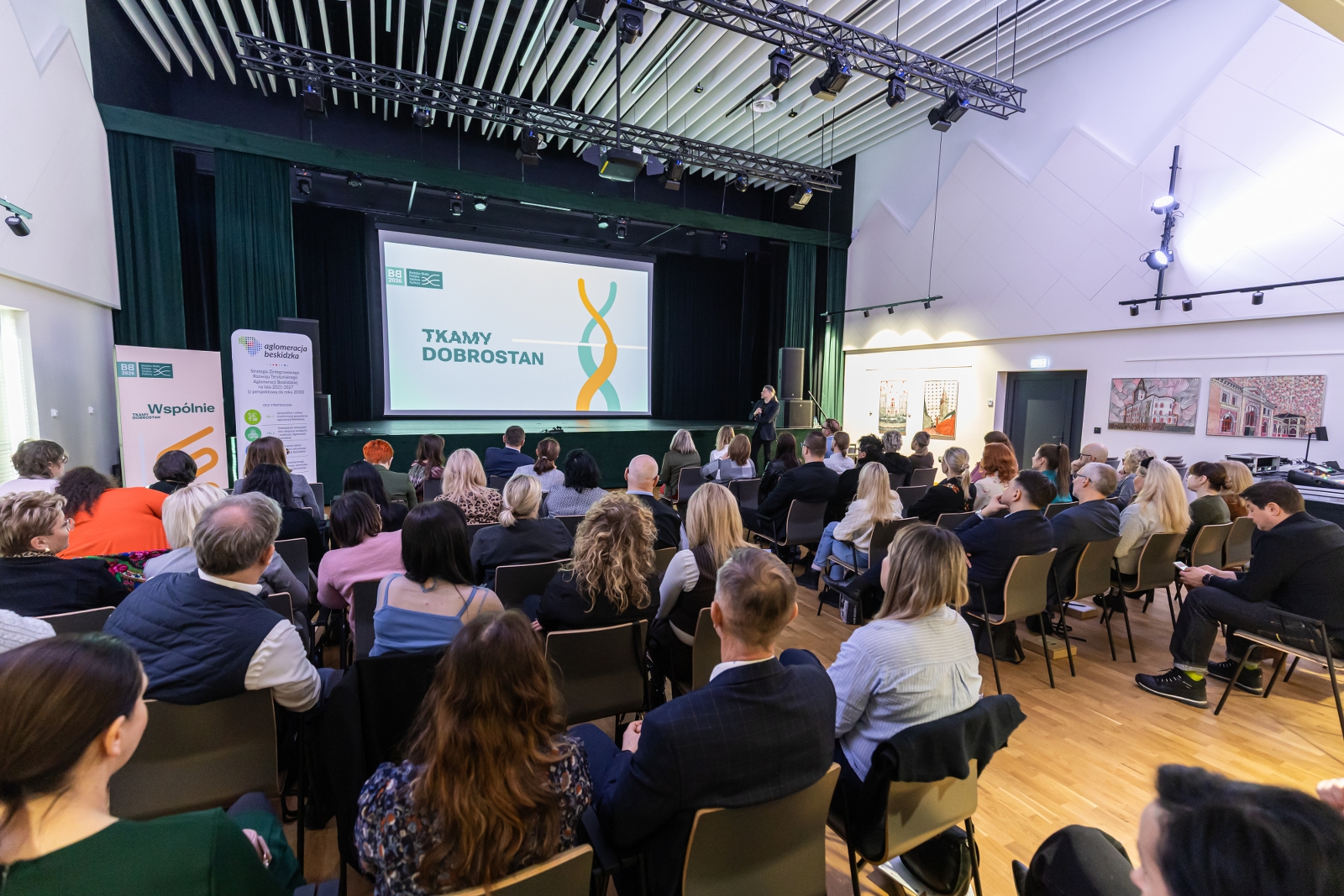 na zdjęciu osoby podczas konferencji