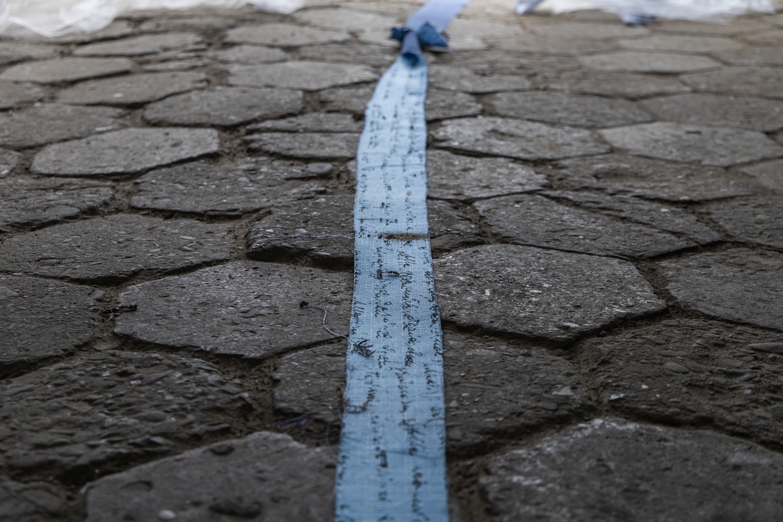 na zdjęciu aktorzy i widzowie podczas spektaklu