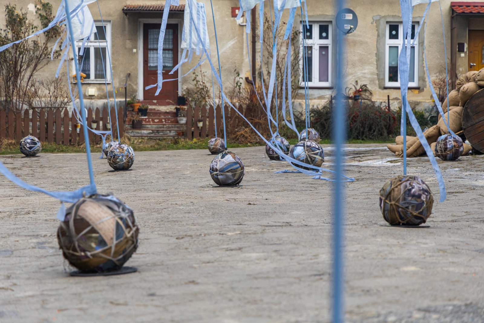 na zdjęciu aktorzy i widzowie podczas spektaklu