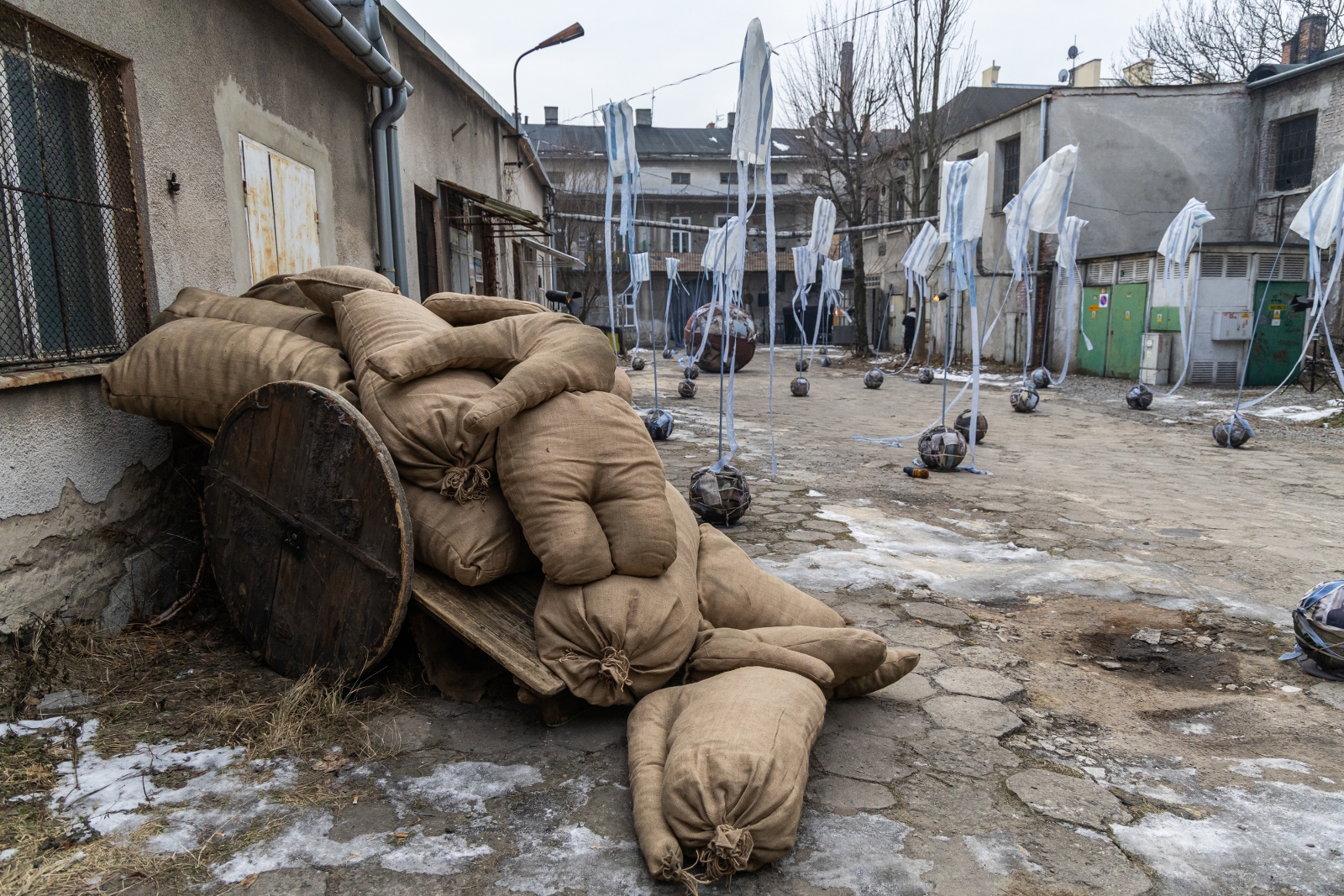na zdjęciu aktorzy i widzowie podczas spektaklu