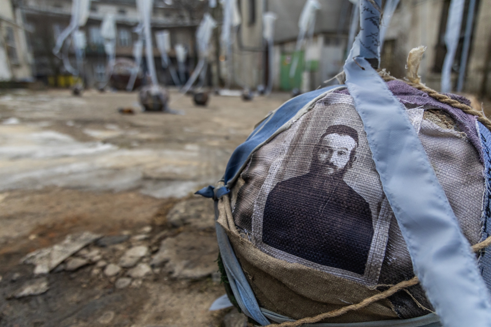 na zdjęciu aktorzy i widzowie podczas spektaklu