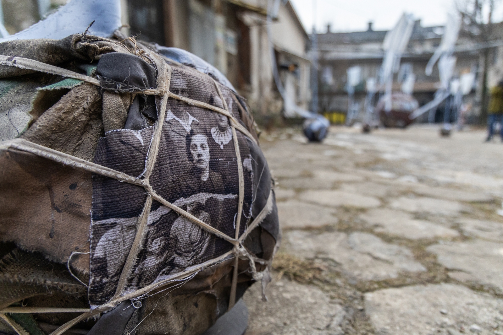 na zdjęciu aktorzy i widzowie podczas spektaklu