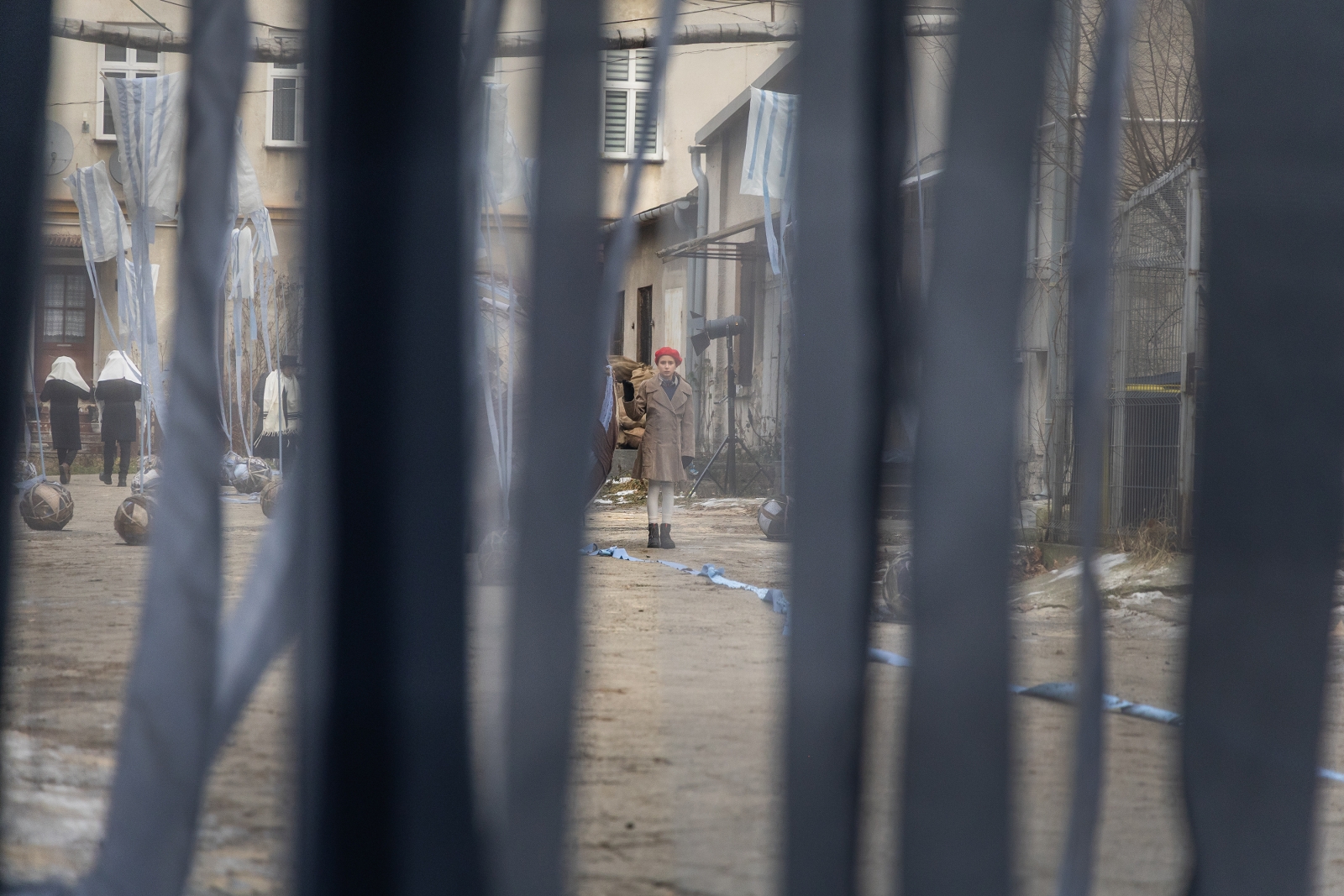 na zdjęciu aktorzy i widzowie podczas spektaklu