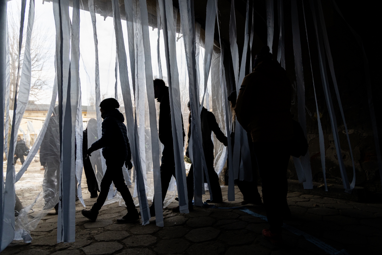 na zdjęciu aktorzy i widzowie podczas spektaklu