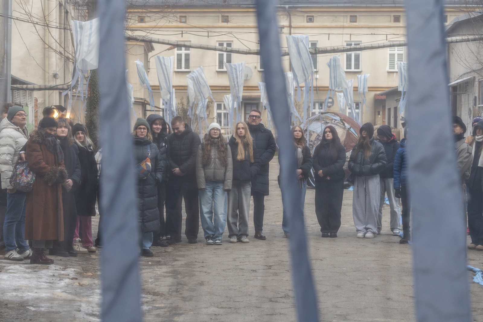 na zdjęciu aktorzy i widzowie podczas spektaklu