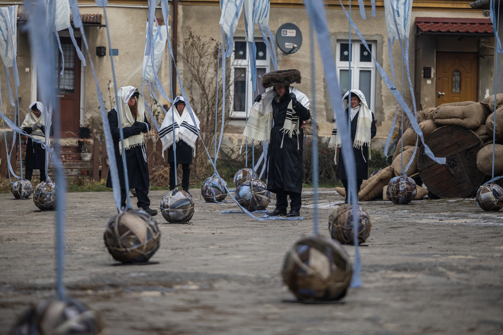 na zdjęciu aktorzy i widzowie podczas spektaklu