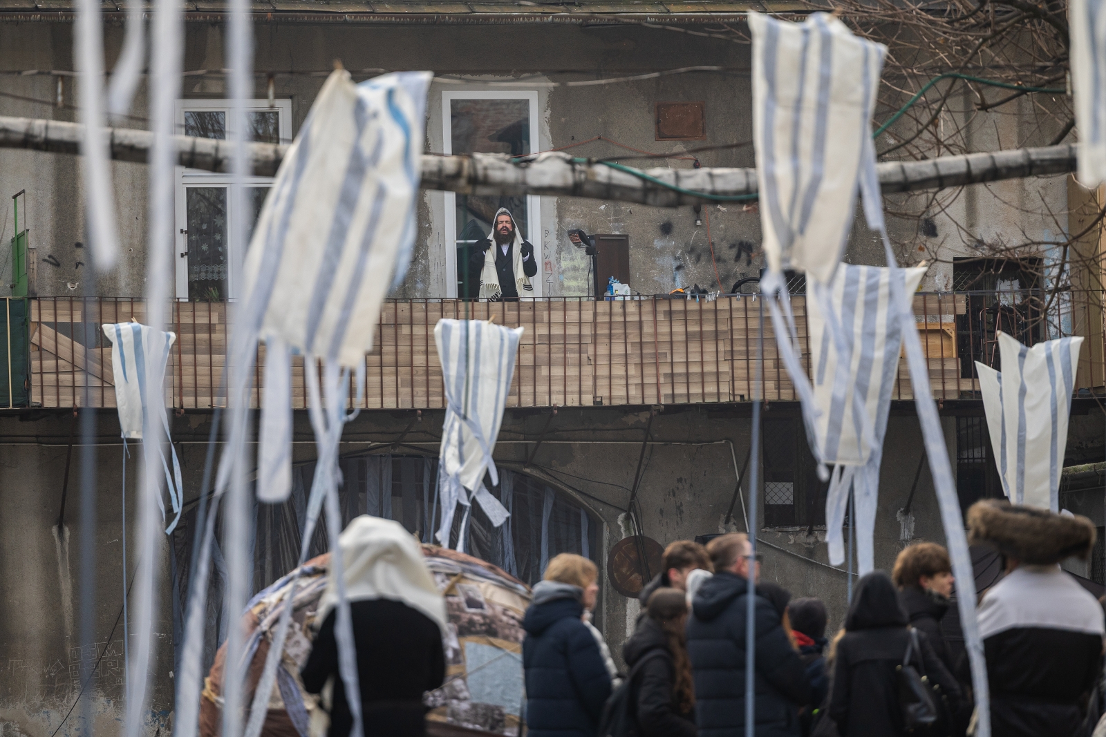 na zdjęciu aktorzy i widzowie podczas spektaklu