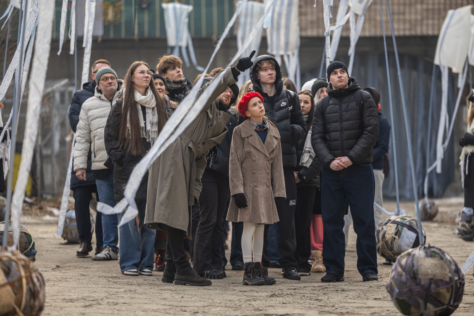 na zdjęciu aktorzy i widzowie podczas spektaklu