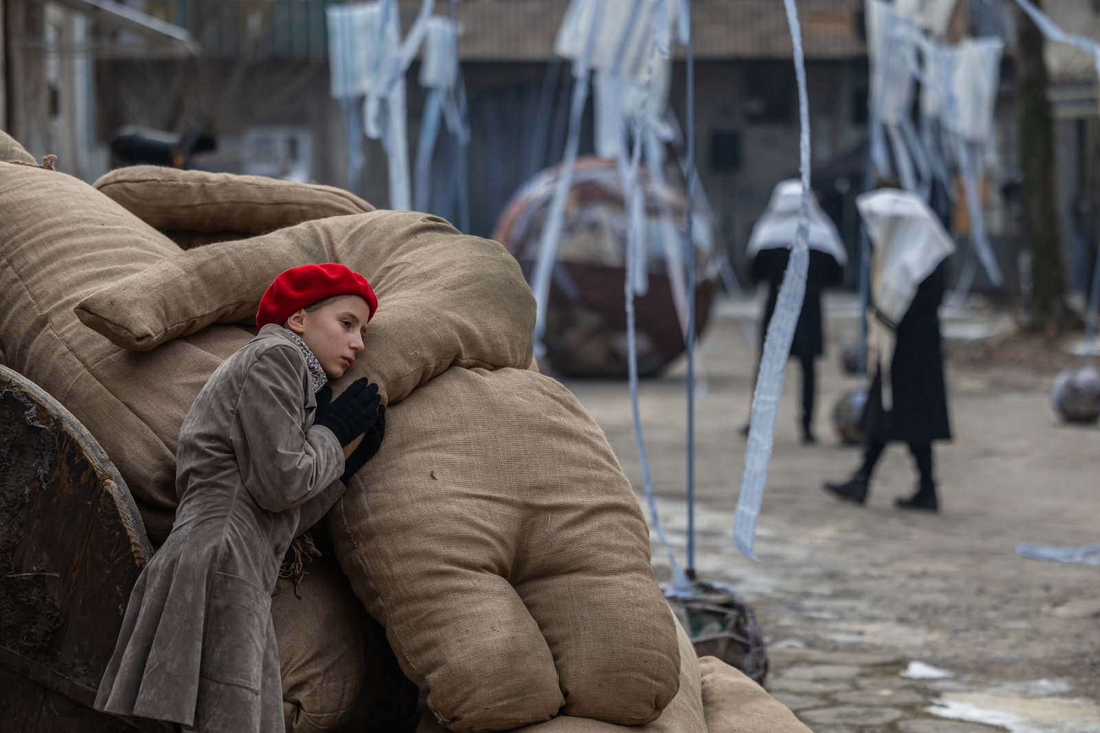 na zdjęciu aktorzy i widzowie podczas spektaklu
