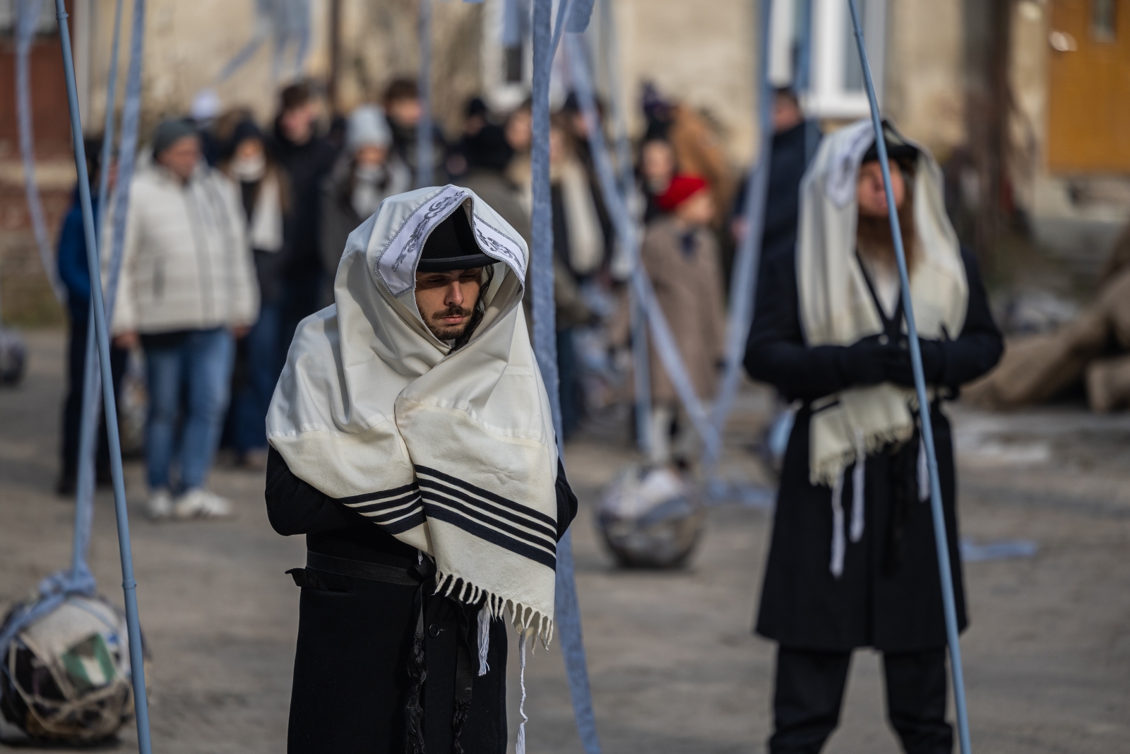na zdjęciu aktorzy i widzowie podczas spektaklu