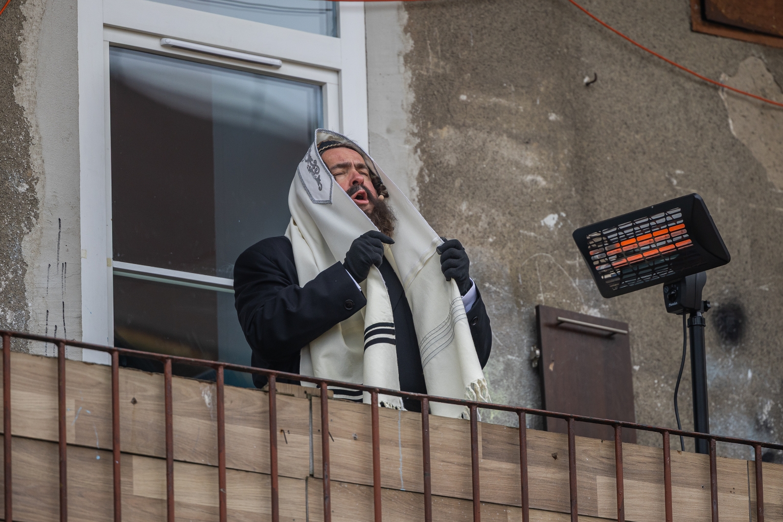 na zdjęciu aktorzy i widzowie podczas spektaklu