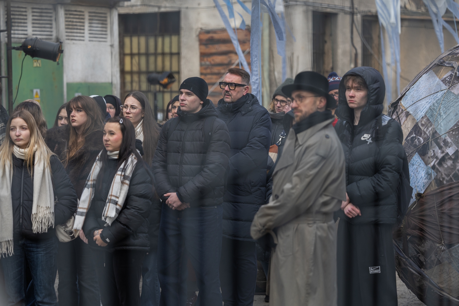 na zdjęciu aktorzy i widzowie podczas spektaklu