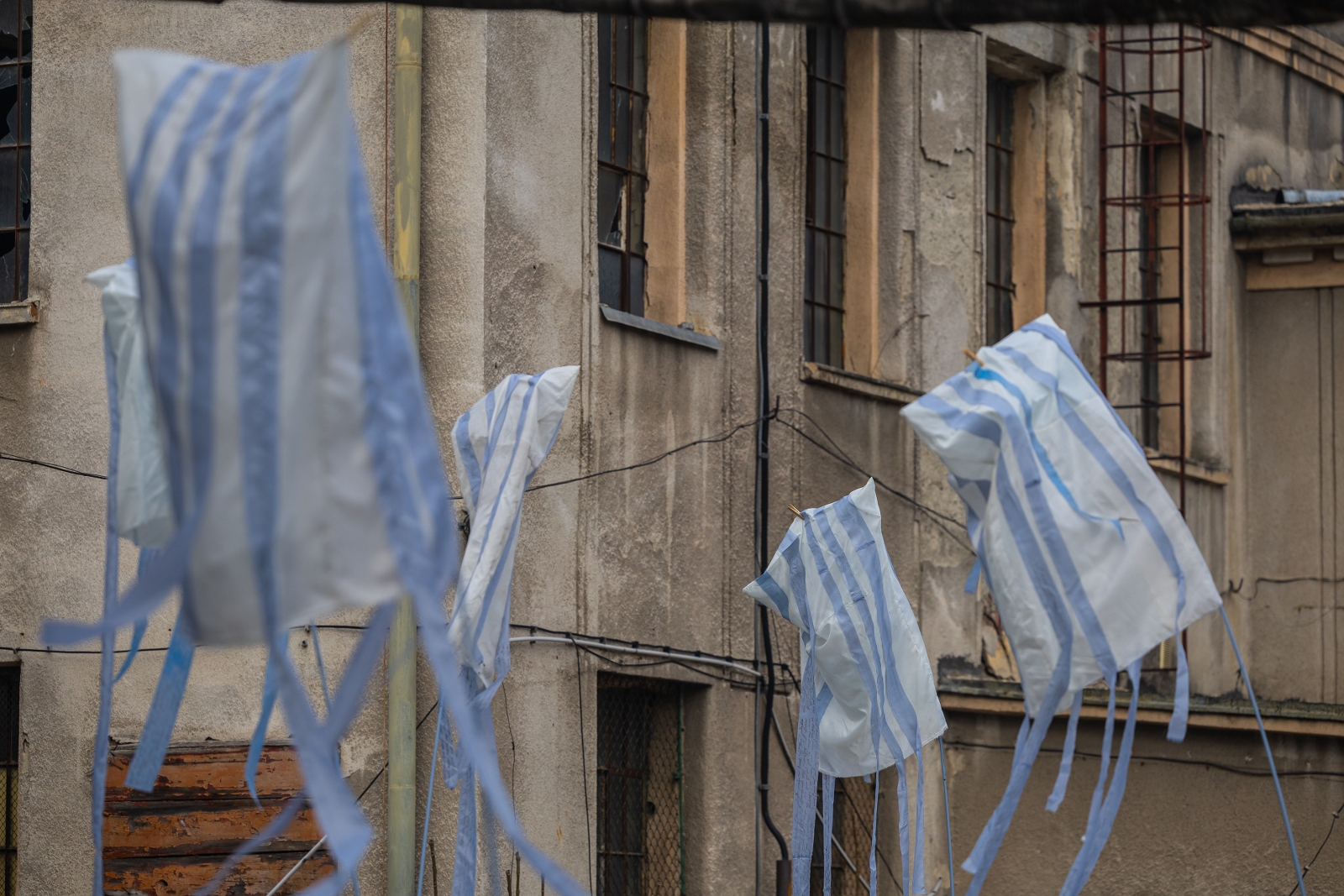 na zdjęciu aktorzy i widzowie podczas spektaklu