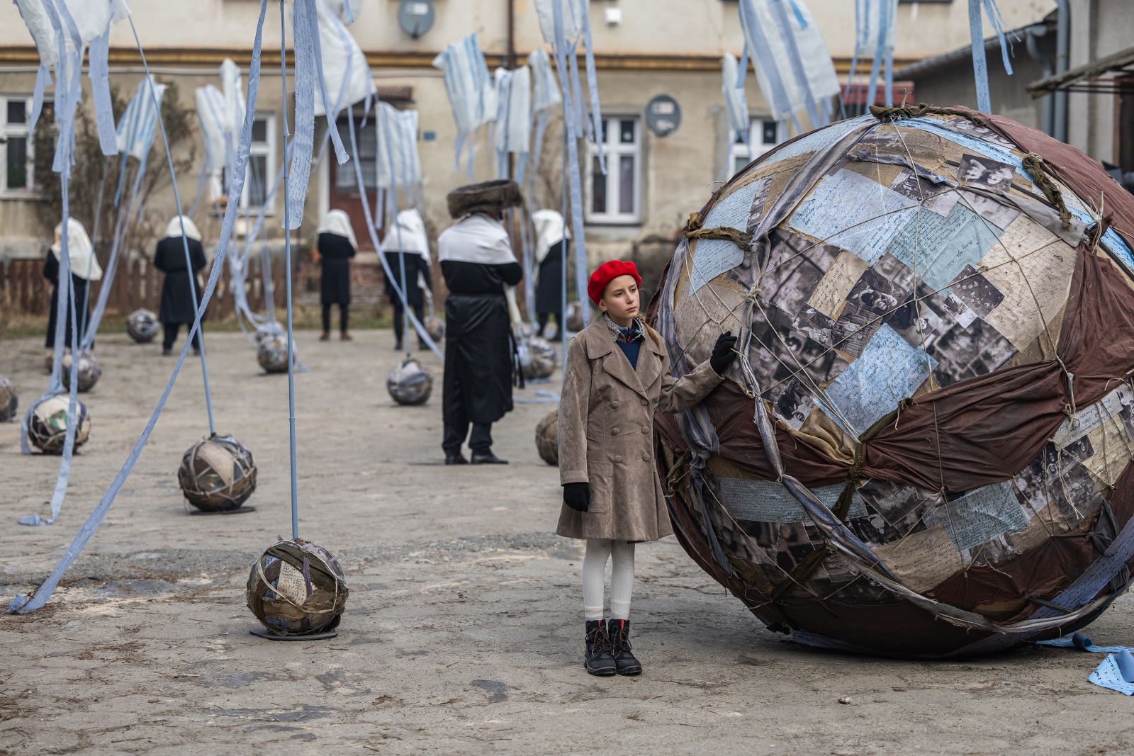na zdjęciu aktorzy i widzowie podczas spektaklu