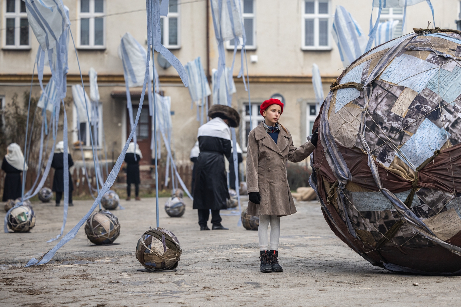 na zdjęciu aktorzy i widzowie podczas spektaklu