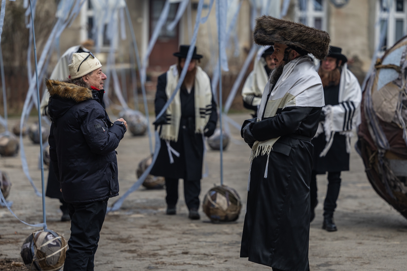 na zdjęciu aktorzy i widzowie podczas spektaklu