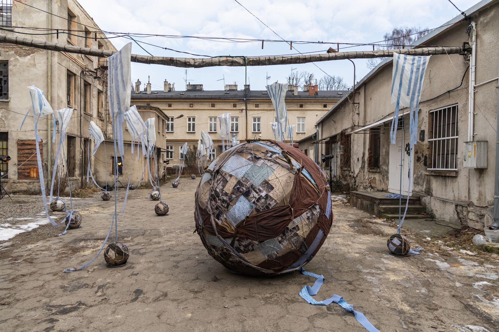 na zdjęciu aktorzy i widzowie podczas spektaklu