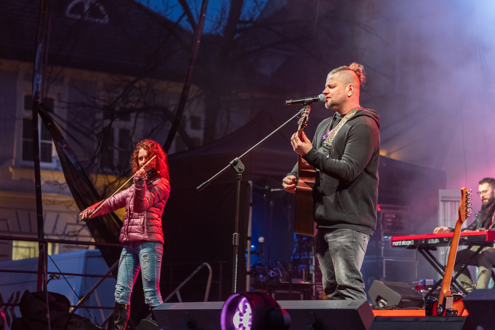 na zdjęciu osoby podczas grania orkiestry 