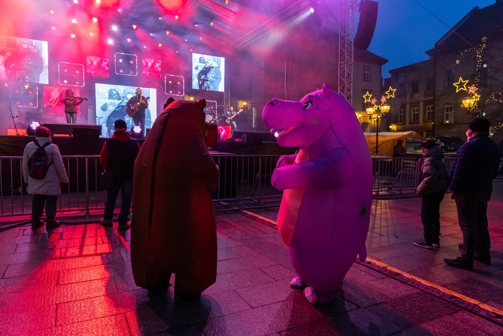 na zdjęciu osoby podczas grania orkiestry 